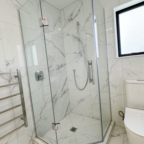 Frameless Angle 1000wmm Shower Glass - Image 8