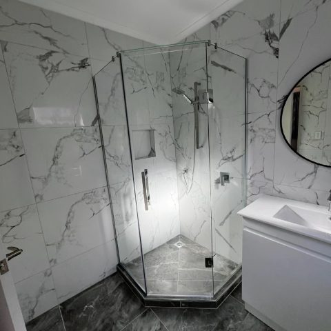 Frameless Angle 1000wmm Shower Glass - Image 4