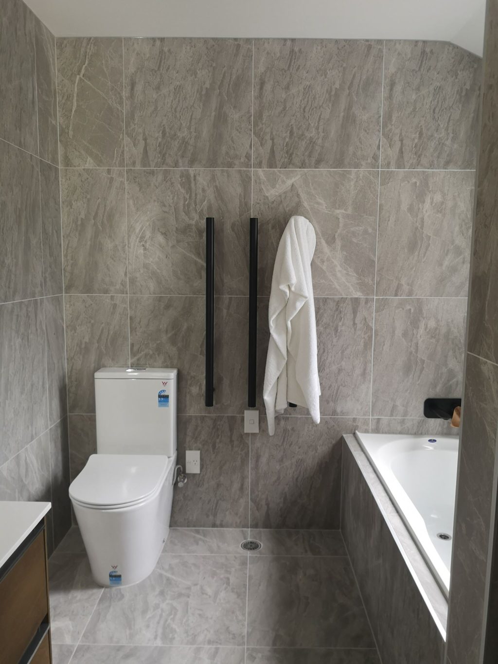 HEATED TOWEL RAIL MATTE BLACK ROUND