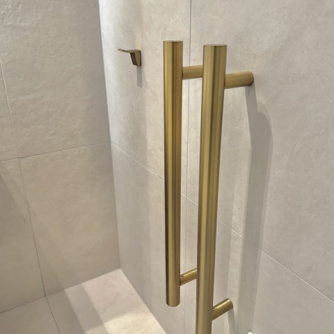 Zeno 900mm Vertical Heated Towel Rail - Brushed Gold - Image 4