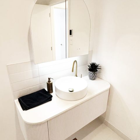 ARCURA 900mm Bottom-Lit Arch LED Mirror Cabinet with Sensor & Demister – Matte White - Image 2